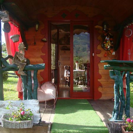 Villa Les Patins A Roulottes Yenne Exterior foto