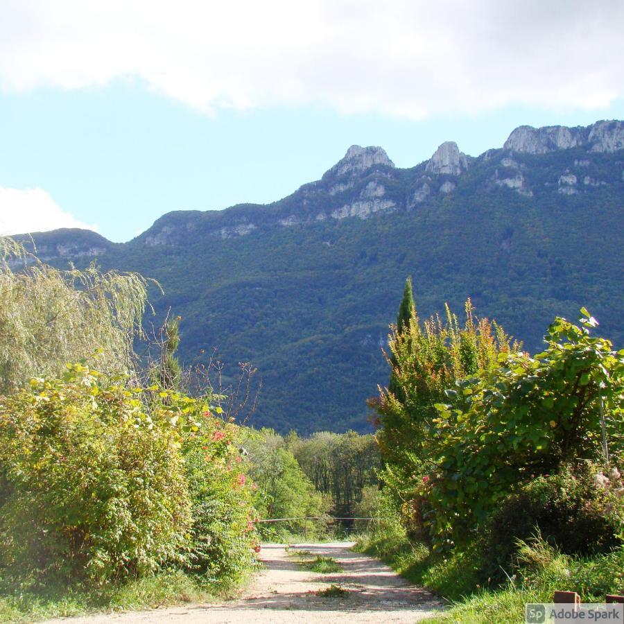 Villa Les Patins A Roulottes Yenne Exterior foto
