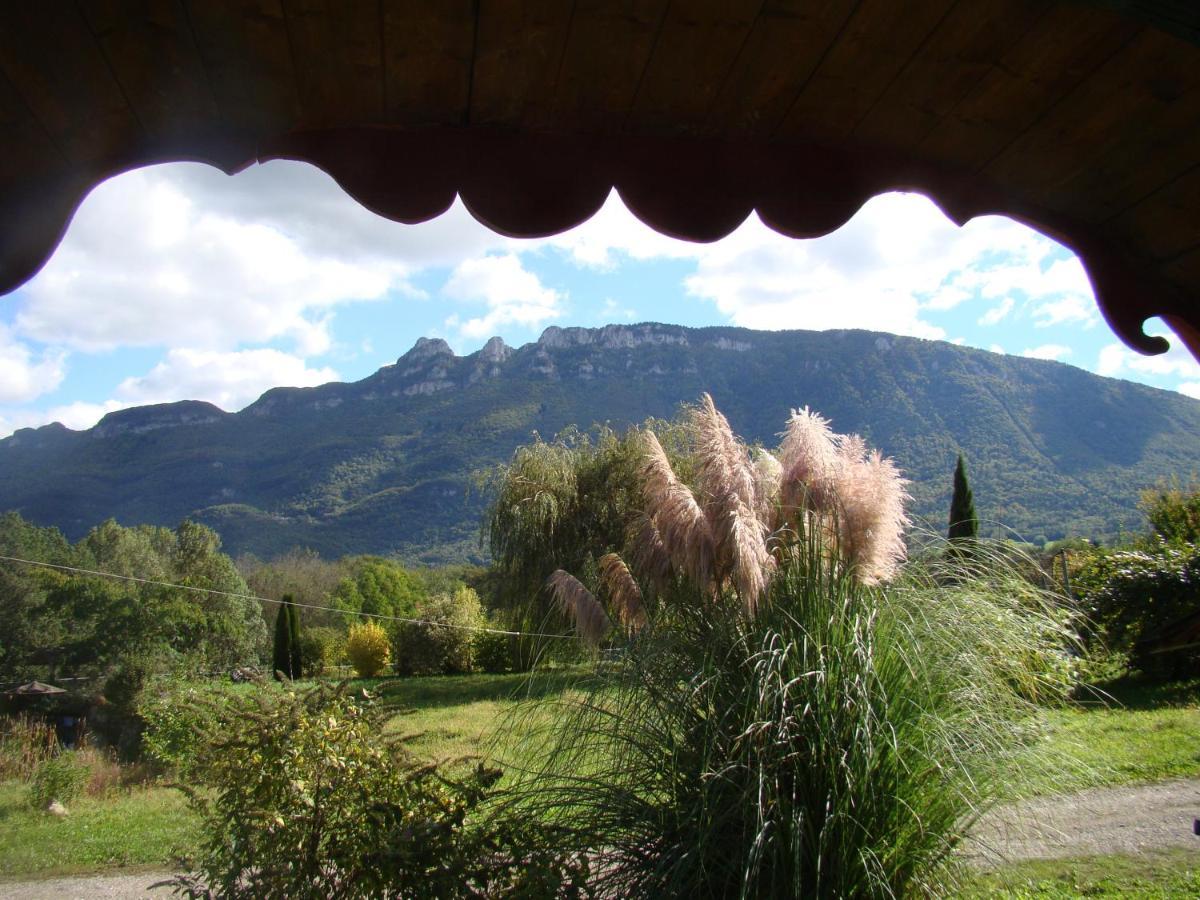 Villa Les Patins A Roulottes Yenne Exterior foto