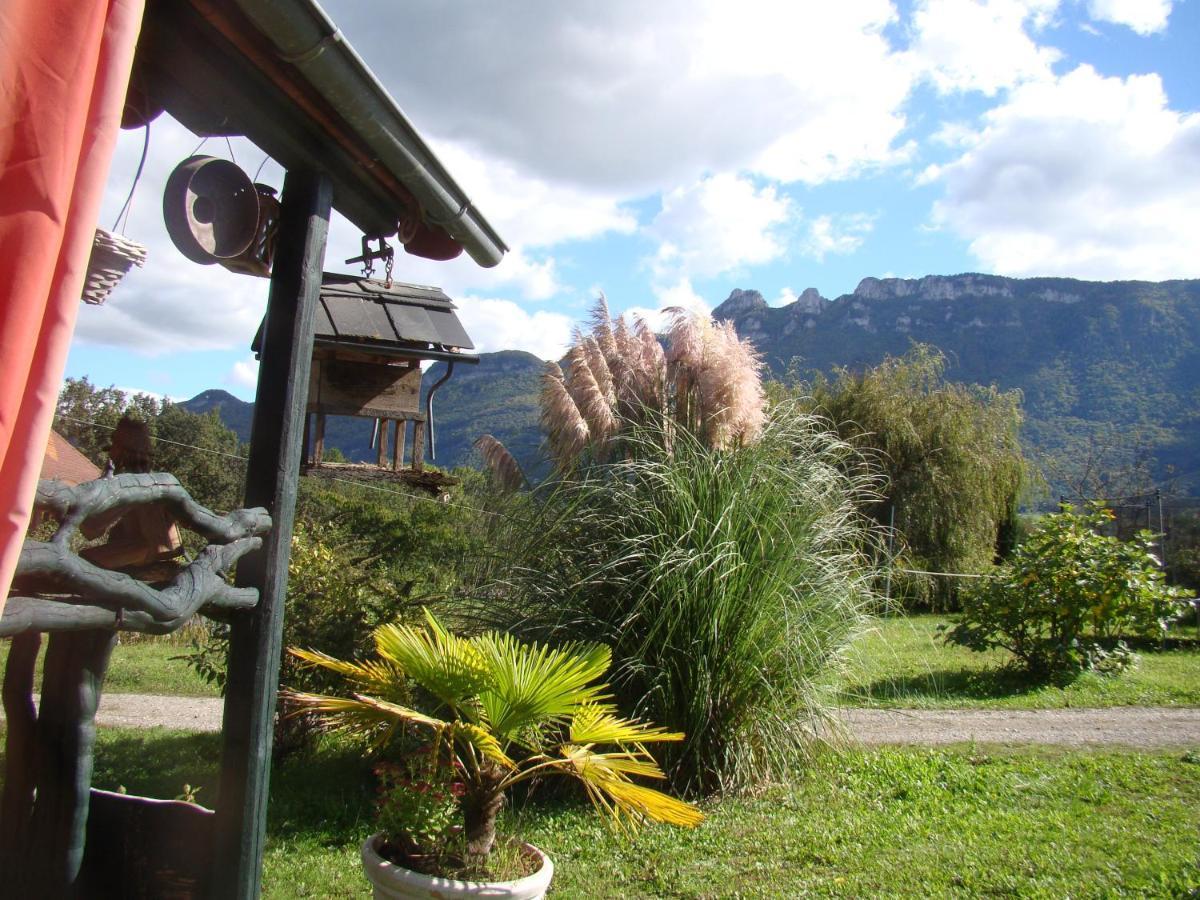 Villa Les Patins A Roulottes Yenne Exterior foto